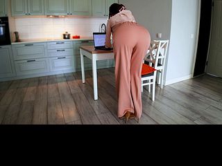 אמא חורגת שתלטנית תפסה את בנה החורג עם מצח בזמן שהיא עבדה