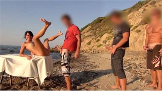 פּוּמְבֵּי! אני אוהב שזיין אותי בציבור על ידי זין של זרים....