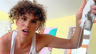 כשהיא מוצאת את גרב הזרע שלך ותופסת אותך מתרוצץ