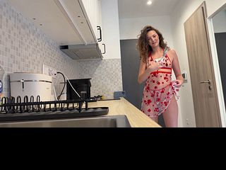 ילדה סופר לוהטת בלי תחתונים בשמלה שקופה לגמרי במטבח כדי להאיר את הכוס