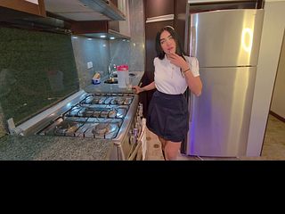 אני מראה את איבר המין שלי לאחותי החורגת לפני שהיא הולכת ללמוד