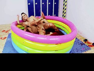 לסביות ברונטיות קופצות לבריכה עם אוכל להיאבק והציצים הגדולים שלהן