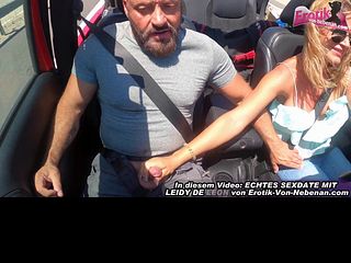 מילף חובבן גרמני עושה מציצה ציבורית במכונית תוך כדי נהיגה