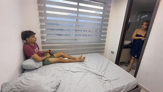 האם החורגת תופסת את בנה החורג מאונן ועוזרת לו לגמור במהירות עם הכוס הטעים שלה.