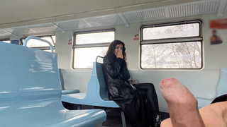 דיק ציבורי מהבהב ברכבת - נערה זרה הייתה בהלם כשראיתי את הזין הקשיח שלי