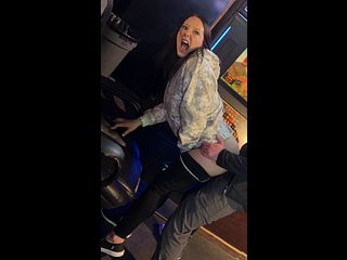 אישה דפוקה בשעונים של בעל בר ובשניות מרושלות קוקולד