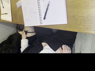 אלטושקה, חברה לכיתה, מוציאה אותי מהכיתה במהלך השיעור ומתמסרת לי בשירותים (עם שיחות)
