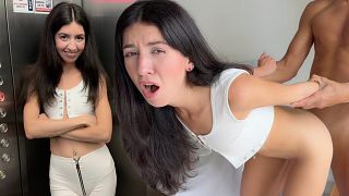 נימפומניה הבזיקה את עצמה עירומה במקלחת מול השכן שלה והזמינה אותו לסקס נלהב - קטי ווסט