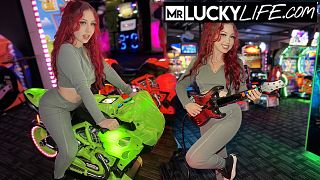 בייב הג'ינג'י ארייטה אדמס משחקת את זה נועז במשחק הזה