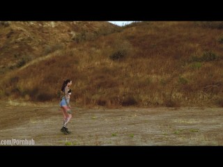 המזוכיסט הכנוע רוקי אמרסון קשור על ראש הר ומקל באוויר הפתוח