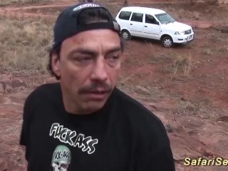 מילף אפריקאי בחוץ נדפק על ידי תייר ספארי