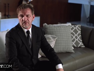 עמוק יותר. מהמר מהמר על אשתו הסקסית במשחק בהימור גבוה