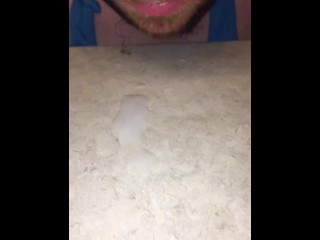 לבשתי בסתר את הביקיני של אשתי הדליק אותי אז הוצאתי כדור גדול וליקקתי את הכל