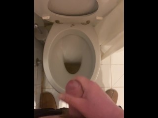 בחור משתין ואז מאונן בשירותים, גומר עם הזין הנחמד שלו בכל מקום
