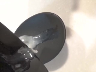 סוטה שפולט כמות גדולה של זרע סמיך לנרתיק שלו מיד לאחר האוננות ונהנה ממרקם הזרע.