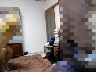 קוסמיסט יפני מסתכל על רגלי הגרביונים שלי בהלבשה צלב ליד המיטה