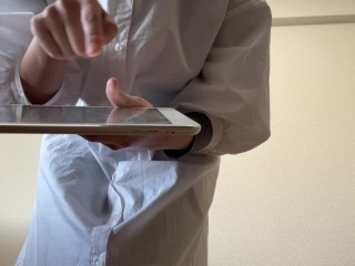 במהלך השיעור הרגשתי דחף לעשות פיפי וניסיתי בכל כוחי להתאפק, ובמקום לא פופולרי...