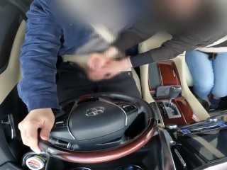 אישה נשואה מתוסכלת נותנת עבודת יד כדי לשפוך בזמן נהיגה