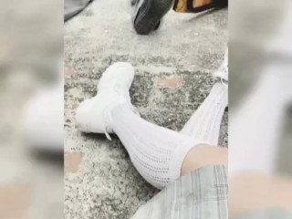עושה שובבות עם שני חבריי לכיתה בחצר בית ספר מס' 2