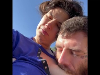 אני מזמין את השכן שלי לשתות חלב חם מהציצי שלי