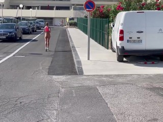 ריצת בוקר של מוניקה פוקס ללא תחתונים דרך רחובות העיר