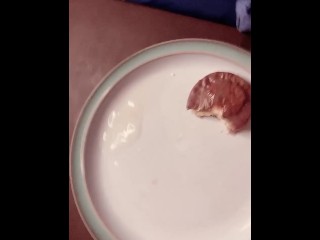 סיסי בהצטיינות על ביסקוויט ואוכלים אותו מבשלים עם ג'סיקה בלום (פטיש אוכל)