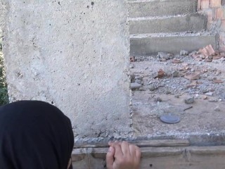 נביל, הבן של השכנה, הולך לביתה של סוזן ומזיין את הכוס שלה, אשתו הערביה בוגדת חזק.