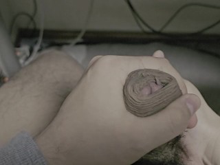 ניסיתי לאונן את העור עם הזין הבלתי נימול שלי תוך כדי עיסוי הביצים שלי.