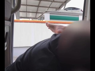 שני גברים תפסו אותי מאונן במכונית, הכריחו אותי לגמור ללא הרף, ואז ברחו. את הכוס הרטוב שלה פתאום מלוקקים והיא מתיזה.