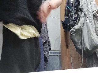 להתלבש אחרי שיצאתי מהמקלחת, הלכתי לרחוב עם זין קשה וללא תחתונים