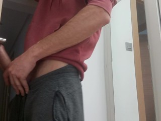 אני מסיים את עבודת היד העשירה של הזין הקשה הענק הזה שמפיץ את הזרע בסילונים לכל מקום