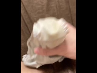 פזרו הרבה זרע על מכנסיים משומשים של ילדה והרטיבו אותם