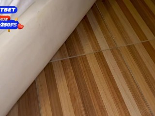 שני חרמנים רוצים לתת שיעור רטוב לברונטית סקרנית יפה, שלישייה לוהטת - קרלה מורל