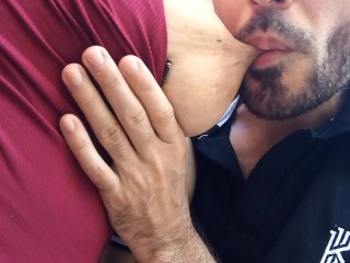 הילד הערבי ממשיך לינוק חזק מהציצים הגדולים שלי ונהנה מהנקה