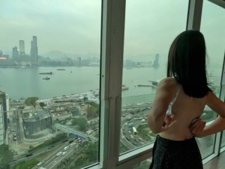 [צילום אישי] הונג קונג 🇭🇰 חברה חמודה שחושפת את שדיה היפים ליד החלון שבו מישהו מבחוץ עשוי לראות אותה ♡ / הנטאי חובב יפני