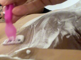 "תשאיר את זה רך כדי שתוכל לזיין אותי!" אמא חורגת שובבה מבקשת מבנה החורג לגלח אותה