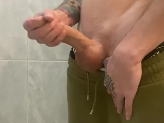 עליון דומיננטי עם זין גדול מתנדנד וגומר