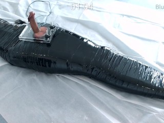 בחליפת חתול ומגפי ירכיים חנוטים עצמיים וכדורי עינויים גירוי אלקטרוני והצטיינות