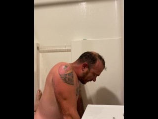 זונה סקסית עבה מעניקה מקלחות זהב ב