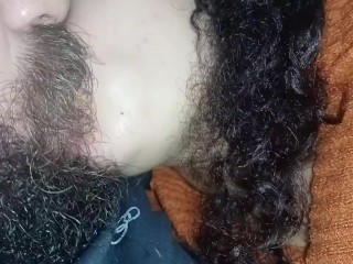 נשיקה היא תופסת אותו ועושה עבודת יד תוך שהיא מנשקת אותו עם הלשון בצורה טעימה🍌💦🥛🤤😋😵🍌💦💦💦