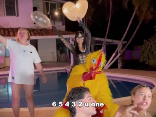 העוף של פריסבי מארגן קרב בין ולארה רוס כדי לראות מי יזיין את הזין השמן שלו
