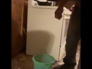 זקוק נואשות להשתין בזמן בישול ארוחת הערב (מחזיק את השתן שלי עד שלא יכולתי, אני משתין בדלי)